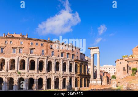 Le Théâtre de Marcellus (Teatro Marcello) en Italie, le plus grand théâtre en plein air de la Rome antique. Sur la droite, les ruines du Temple d'Apollon Sosianus. Banque D'Images