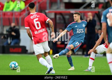 ALKMAAR - (lr) Tijjani Reijnders d'AZ, Sebastian Szymanski de Feyenoord pendant le match hollandais entre AZ Alkmaar et Feyenoord au stade AFAS de 16 octobre 2022 à Alkmaar, aux pays-Bas. ANP OLAF KRAAK Banque D'Images