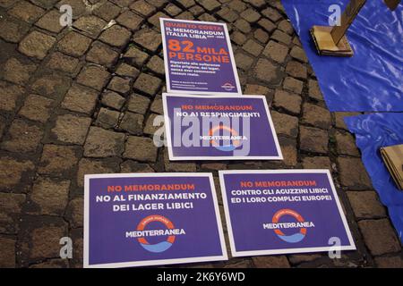 Naples, Campanie, Italie. 15th octobre 2022. Naples, Italie - 15 octobre 2022 : sur la Piazza del GesÃ¹ Nuovo, dans le centre historique de la ville, les membres de la Mediterranea Napoli et ex OPG Occupato - Je So Crazy, Ils ont organisé une discussion pour dire non au renouvellement des accords entre l'Italie et la Libye sur la gestion des migrations vers l'Europe.le 2 novembre, notre gouvernement se prépare à renouveler les accords avec la Libye et les volontaires demandent que cela ne se produise pas. Que l'Italie ne fournit plus son argent et ses moyens au soutien de la garde côtière libyenne.cartels qui expliquent le non au renouvellement de l'accord Banque D'Images