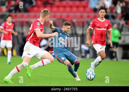 ALKMAAR - (lr) Sebastian Szymanski de Feyenoord marque les 1-2, Tijjani Reijnders d'AZ lors du match d'Eredivisiie néerlandais entre AZ Alkmaar et Feyenoord au stade AFAS de 16 octobre 2022 à Alkmaar, aux pays-Bas. ANP OLAF KRAAK Banque D'Images