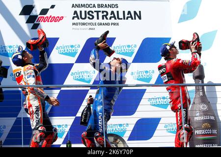 Phillip Island, Australie. , . Vainqueur de la course MotoGP #42, Alex Rins d'Espagne Team Suzuki Ecstar Suzuki. 2nd #93, Marc Marquez d'Espagne, Repsol Honda Team Honda et 3rd #63 Francesco Bagnaia ITA Ducati Lenovo Team Ducati. PODIUM, jouer un Shoey - boire de la chaussure. Crédit: SPP Sport presse photo. /Alamy Live News Banque D'Images