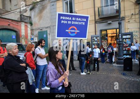 Naples, Campanie, Italie. 15th octobre 2022. Naples, Italie - 15 octobre 2022 : sur la Piazza del GesÃ¹ Nuovo, dans le centre historique de la ville, les membres de la Mediterranea Napoli et ex OPG Occupato - Je So Crazy, Ils ont organisé une discussion pour dire non au renouvellement des accords entre l'Italie et la Libye sur la gestion des migrations vers l'Europe.le 2 novembre, notre gouvernement se prépare à renouveler les accords avec la Libye et les volontaires demandent que cela ne se produise pas. Que l'Italie ne fournit plus son argent et ses moyens de soutien à la garde côtière libyenne.volontaires avec des signes de protestation. (Image de crédit : © Pasquale Banque D'Images