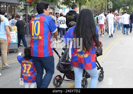 Les supporters de Barcelone s'approchent du stade Santiago Bernabeu avant le match El Clasico Banque D'Images