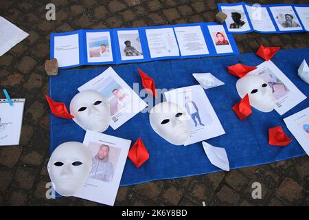 Naples, Campanie, Italie. 15th octobre 2022. Naples, Italie - 15 octobre 2022 : sur la Piazza del GesÃ¹ Nuovo, dans le centre historique de la ville, les membres de la Mediterranea Napoli et ex OPG Occupato - Je So Crazy, Ils ont organisé une discussion pour dire non au renouvellement des accords entre l'Italie et la Libye sur la gestion des migrations vers l'Europe.le 2 novembre, notre gouvernement se prépare à renouveler les accords avec la Libye et les volontaires demandent que cela ne se produise pas. Que l'Italie ne fournit plus son argent et ses moyens de soutien à la garde côtière libyenne.masques blancs avec des photos de migrants disparus en mer. (CRE Banque D'Images