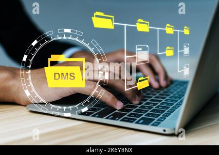 DMS. Homme d'affaires travaillant sur un ordinateur portable mobile avec un diagramme d'icônes du système de gestion de documents virtuel dans le bureau de la salle de réunion, le service financier d'entreprise, Banque D'Images