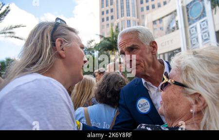 Orlando, Floride, États-Unis. 15th octobre 2022. 15 octobre 2022, Orlando, FL: Le candidat démocrate au poste de gouverneur Charlie Crist salue les électeurs lors d'une campagne à Orlando, en Floride. (Credit image: © Dominic Gwinn/ZUMA Press Wire) Banque D'Images