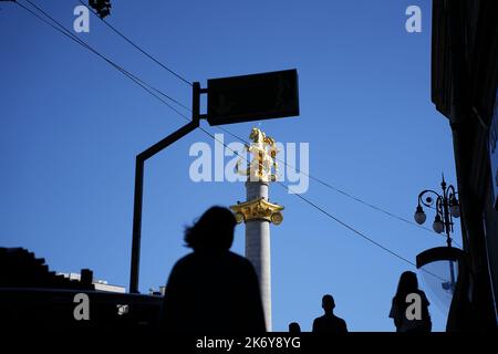 Tawisuplebis Moedani, Freiheitsplatz, Menschen vor U-Bahn Stion, hinten die Säule mit der Staue von dem heiligen Georg der mit dem Drachen kämpft, tif Banque D'Images