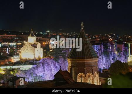 Tiflis BEI Nacht, vorne rechts der Turm der Sankt Georgs Kathedrale, in der Mitte die Metechi-Kirche, Altstadt, Tiflis, Georgi Banque D'Images