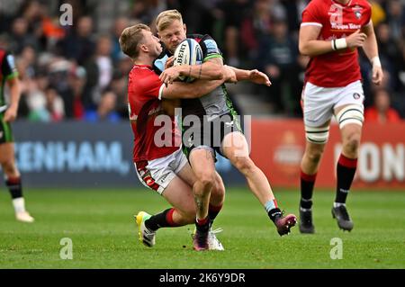 Twickenham, Royaume-Uni. 16th octobre 2022. Rugby, premier ministre. Harlequins V Leicester Tigers. La fonction Stiop. Twickenham. Tyrone Green (Harlequins) est attaqué par Freddie Steward (Leicester) lors du match de rugby Harlequins V Leicester Tigers Gallagher Premiership. Credit: Sport en images/Alamy Live News Banque D'Images