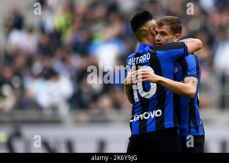 Milan, Italie. 16 octobre 2022. Nicolo Barella du FC Internazionale fête avec Lautaro Martinez du FC Internazionale après avoir marqué un but lors du match de football de la série A entre le FC Internazionale et l'US Salernitana. Credit: Nicolò Campo/Alay Live News Banque D'Images