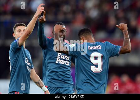 ALKMAAR - (lr) Sebastian Szymanski de Feyenoord, Lutspartal Geertruida de Feyenoord, Danilo de Feyenoord fêtez le 1-3 lors du match néerlandais Evisie entre AZ Alkmaar et Feyenoord au stade AFAS de 16 octobre 2022 à Alkmaar, aux pays-Bas. ANP OLAF KRAAK Banque D'Images