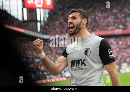 Daniel CALIGIURI (A) applaudit après son but à 2: 2, jubilation, applaudissements, joie, applaudissements, Football 1st Bundesliga, 10th match day, FC Cologne (K) - FC Augsburg (A) 3: 2 on 16.10.2022 à Cologne, Allemagne. #La réglementation DFL interdit toute utilisation de photographies comme séquences d'images et/ou quasi-vidéo # © Banque D'Images