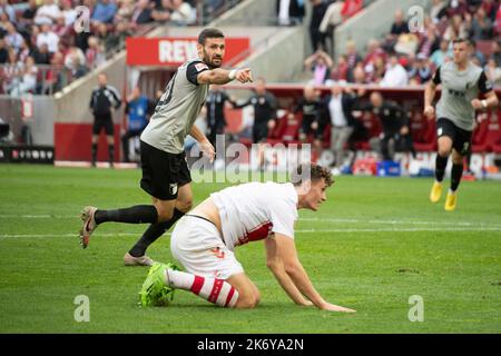 Daniel CALIGIURI (A) applaudit après son but à 2: 2, jubilation, applaudissements, joie, applaudissements, Football 1st Bundesliga, 10th match day, FC Cologne (K) - FC Augsburg (A) 3: 2 on 16.10.2022 à Cologne, Allemagne. #La réglementation DFL interdit toute utilisation de photographies comme séquences d'images et/ou quasi-vidéo # © Banque D'Images