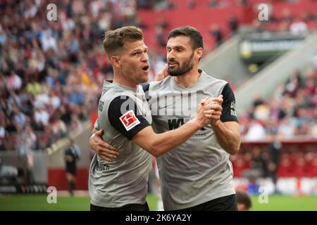 Daniel CALIGIURI (A) applaudit après son but à 2:2, avec Florian NIEDERLECHNER (A), jubilation, acclamations, joie, applaudissements, football 1. Bundesliga, 10.matchday, FC Cologne (K) - FC Augsbourg (A) 3 :2 sur 16 octobre 2022 à Cologne/Allemagne. #La réglementation DFL interdit toute utilisation de photographies comme séquences d'images et/ou quasi-vidéo # © Banque D'Images