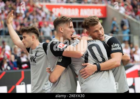 Daniel CALIGIURI (A) applaudit après son but à 2: 2, jubilation, applaudissements, joie, applaudissements, Football 1st Bundesliga, 10th match day, FC Cologne (K) - FC Augsburg (A) 3: 2 on 16.10.2022 à Cologne, Allemagne. #La réglementation DFL interdit toute utilisation de photographies comme séquences d'images et/ou quasi-vidéo # © Banque D'Images