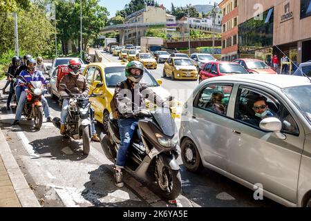 Bogota Colombie,Santa Fe,man hommes,file d'attente véhicules voitures motos trafic,Colombiens Hispaniques hispaniques Amérique du Sud Latin Banque D'Images