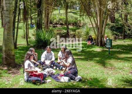 Bogota Colombie,Santa Fe Parque de la Independencia Independencia Independence Park,étudiant élèves élèves éducation classe voyage sur le terrain, parc de la ville ouvert s Banque D'Images