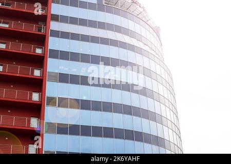 Bâtiment en verre de plusieurs étages exposé aux rayons du soleil Banque D'Images