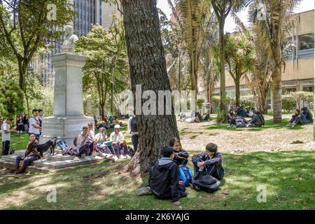 Bogota Colombie, Santa Fe Parque de la Independencia Independence Park, parc de la ville espace ouvert arbres herbe pelouse manger assis Carlos Martinez Silva monum Banque D'Images