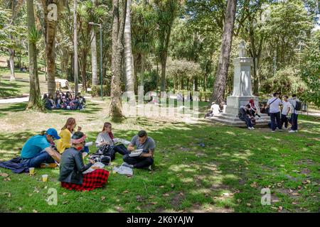 Bogota Colombie, Santa Fe Parque de la Independencia Independence Park, parc de la ville espace ouvert arbres herbe pelouse manger assis Carlos Martinez Silva monum Banque D'Images