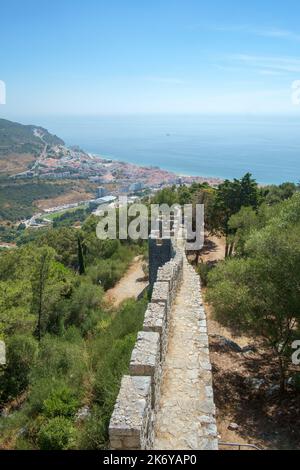 Vue vers le bas de la caste Maure Sesimbra ci-dessus vers la ville côtière portugaise. Banque D'Images