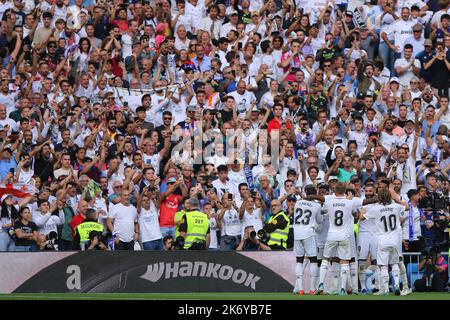 Madrid, Espagne. 16th octobre 2022. Les joueurs du Real Madrid célèbrent lors du match de la Liga 9 entre le Real Madrid et le FC Barcelone au stade Santiago Bernabeu de Madrid, en Espagne, sur 16 octobre 2022. Crédit : Edward F. Peters/Alay Live News Banque D'Images