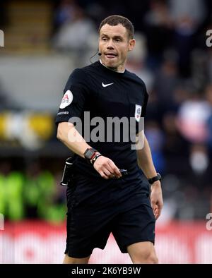 Arbitre Leigh Doughty lors du match du championnat Sky Bet au MKM Stadium, Kingston upon Hull. Date de la photo: Dimanche 16 octobre 2022. Banque D'Images