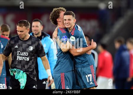 ALKMAAR - (lr) Mats Wieffer de Feyenoord, Sebastian Szymanski de Feyenoord célèbre la victoire de 1-3 après le match hollandais entre AZ Alkmaar et Feyenoord au stade AFAS de 16 octobre 2022 à Alkmaar, aux pays-Bas. ANP OLAF KRAAK Banque D'Images