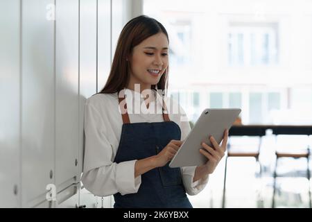 Une petite entreprise prospère propriétaire pme beauté fille stand à son café Banque D'Images