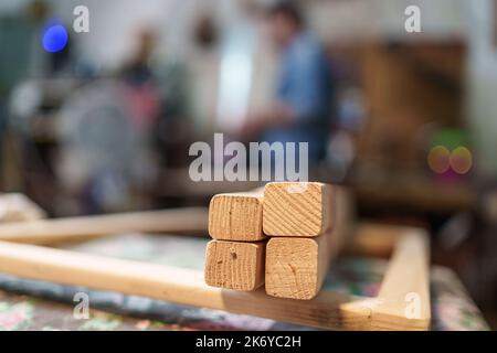 lattes de bois en charpenterie - se concentrer sur le sujet et arrière-plan flou - art et art de l'artisanat concept de style de vie d'affaires - espace de copie sur la zone défocused Banque D'Images