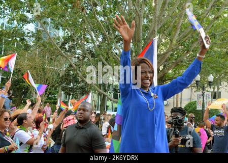 Orlando, Floride, États-Unis. 15 octobre 2022. Des milliers de personnes ont assisté à l'événement « Come Out with Pride » de 2022 au centre-ville d'Orlando. Des sociétés de valeur avec des employés portant et branlant des drapeaux certains en costume ont marché le chemin du défilé en chantant, chantant, dansant, et sifflets de soufflage. Crédit photo : Julian Leek/Alay Live News Banque D'Images