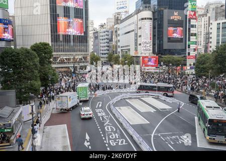Tokyo, préfecture de Tokyo, Japon. 16th octobre 2022. 16 octobre 2022: Ville de Shibuya, Tokyo, JAPON: Le célèbre Scramble de Shibuya vu de la gare de Shibuya. Le Japon a récemment rouvert ses portes au tourisme après plus de deux ans d'interdiction de voyager en raison de la pandémie COVID-19. (Credit image: © Taidgh Barron/ZUMA Press Wire) Credit: ZUMA Press, Inc./Alamy Live News Banque D'Images