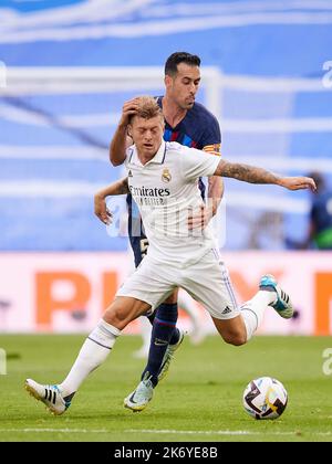 Madrid, Espagne. 16th octobre 2022. TONI KROOS du Real Madrid combat avec SERGIO BUSQUETS du FC Barcelone lors de l'action espagnole de la Liga au stade Santiago Bernabeu. (Credit image: © Ruben Albarran/ZUMA Press Wire) Credit: ZUMA Press, Inc./Alay Live News Banque D'Images