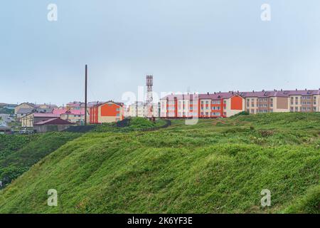 Yuzhno-Kurilsk, Russie - 01 août 2022 : vue sur la ville de l'île de Kunashir Banque D'Images