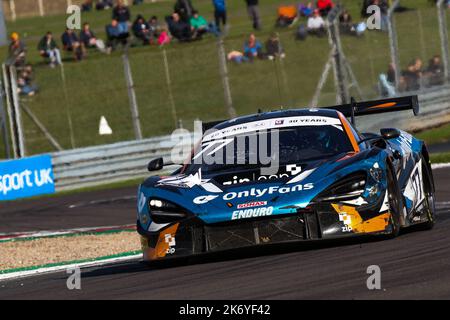 Donington Park, Royaume-Uni. 16th octobre 2022. Marcus Clutton dans la McLaren 720s Enduro Motorsport lors du Championnat britannique Intelligent Money GT, Donington Park. 16 octobre 2022. Photo de Jurek Biegus. Utilisation éditoriale uniquement, licence requise pour une utilisation commerciale. Credit: Jurek Biegus/Alamy Live News Banque D'Images