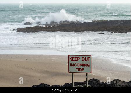 Owenahincha, West Cork, Irlande. 16th octobre 2022. Un avertissement météorologique jaune met Éireann est en place pour le vent et la pluie dans un certain nombre de comtés aujourd'hui. Les vents forts ont provoqué d'énormes vagues à Owenahincha, dans l'ouest de Cork. Crédit : AG News/Alay Live News Banque D'Images