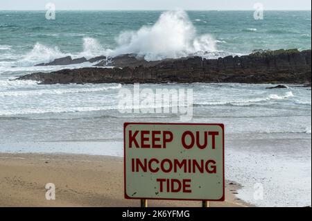 Owenahincha, West Cork, Irlande. 16th octobre 2022. Un avertissement météorologique jaune met Éireann est en place pour le vent et la pluie dans un certain nombre de comtés aujourd'hui. Les vents forts ont provoqué d'énormes vagues à Owenahincha, dans l'ouest de Cork. Crédit : AG News/Alay Live News Banque D'Images