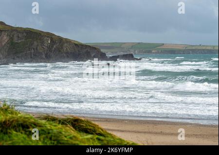 Owenahincha, West Cork, Irlande. 16th octobre 2022. Un avertissement météorologique jaune met Éireann est en place pour le vent et la pluie dans un certain nombre de comtés aujourd'hui. Les vents forts ont provoqué d'énormes vagues à Owenahincha, dans l'ouest de Cork. Crédit : AG News/Alay Live News Banque D'Images