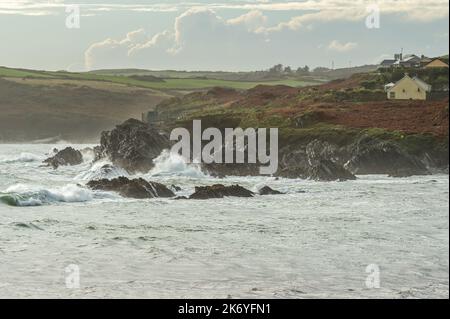 Owenahincha, West Cork, Irlande. 16th octobre 2022. Un avertissement météorologique jaune met Éireann est en place pour le vent et la pluie dans un certain nombre de comtés aujourd'hui. Les vents forts ont provoqué d'énormes vagues à Owenahincha, dans l'ouest de Cork. Crédit : AG News/Alay Live News Banque D'Images