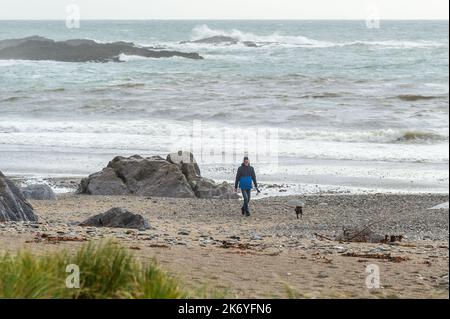 Owenahincha, West Cork, Irlande. 16th octobre 2022. Un avertissement météorologique jaune met Éireann est en place pour le vent et la pluie dans un certain nombre de comtés aujourd'hui. Les vents forts ont provoqué d'énormes vagues à Owenahincha, dans l'ouest de Cork. Crédit : AG News/Alay Live News Banque D'Images