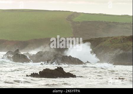 Owenahincha, West Cork, Irlande. 16th octobre 2022. Un avertissement météorologique jaune met Éireann est en place pour le vent et la pluie dans un certain nombre de comtés aujourd'hui. Les vents forts ont provoqué d'énormes vagues à Owenahincha, dans l'ouest de Cork. Crédit : AG News/Alay Live News Banque D'Images