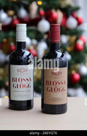 Espoo, Finlande, décembre 2020 : bouteilles de vin chaud Blogga Glögg remplies de boisson traditionnelle finlandaise appelée glögg, glögi ou vin chaud. Avec et sans alco Banque D'Images