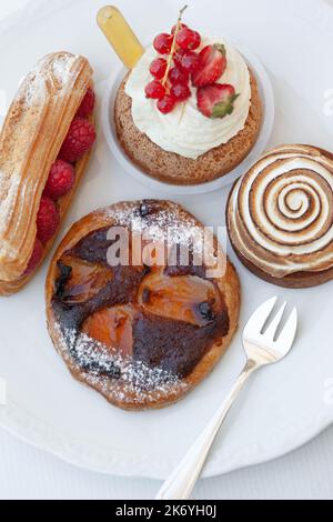 Pâtisseries françaises sur une assiette blanche Banque D'Images