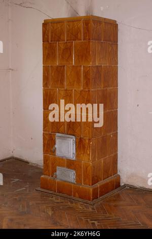 les meubles en bois de céramique vintage de style ancien sont négligés dans la maison de village rurale abandonnée inoccupée du comté de zala hongrie Banque D'Images