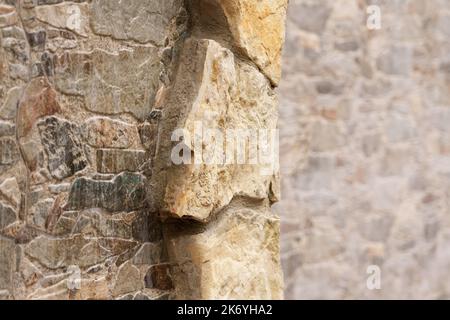 Pierre décorative sur le bord du mur de roche sale de la maison de près. Mise au point sélective Banque D'Images
