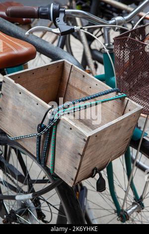 Caisse en bois sur le porte-bagages d'une bicyclette Banque D'Images