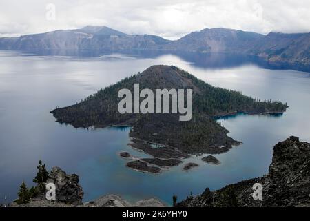 Vue panoramique sur le lac Crater depuis le sentier Watchman Peak dans le parc national de Crater Lake, Oregon Banque D'Images