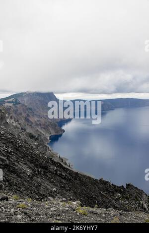 Vue panoramique sur le lac Crater depuis le sentier Watchman Peak dans le parc national de Crater Lake, Oregon Banque D'Images