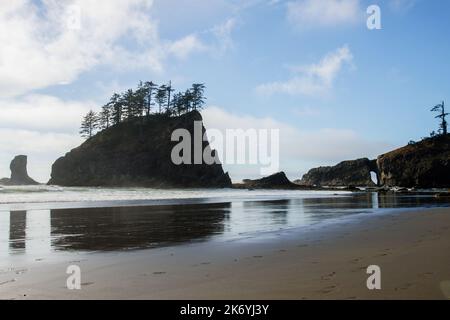 Célèbre plage de la Push de Twilight saga à Washington. Vue sur la côte avec rochers sur la plage de la Push Banque D'Images