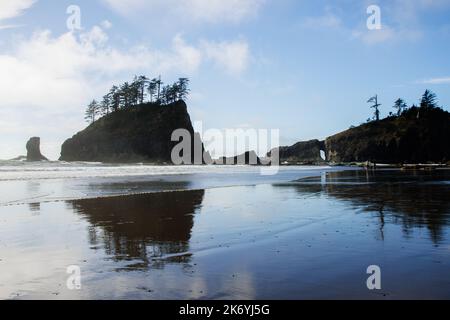 Célèbre plage de la Push de Twilight saga à Washington. Vue sur la côte avec rochers sur la plage de la Push Banque D'Images